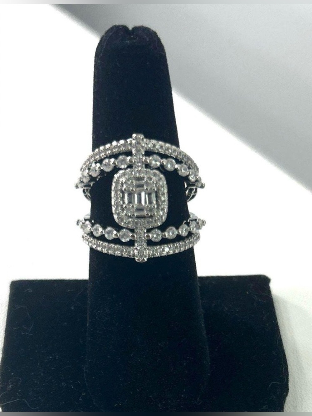 Elegant Silver-Tone Crystal Halo Statement Ring - White/Silver size 6,7,8,9,10